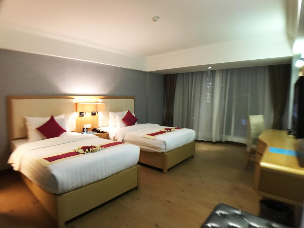 Discovery Hotel Phnom Penh Exterior photo
