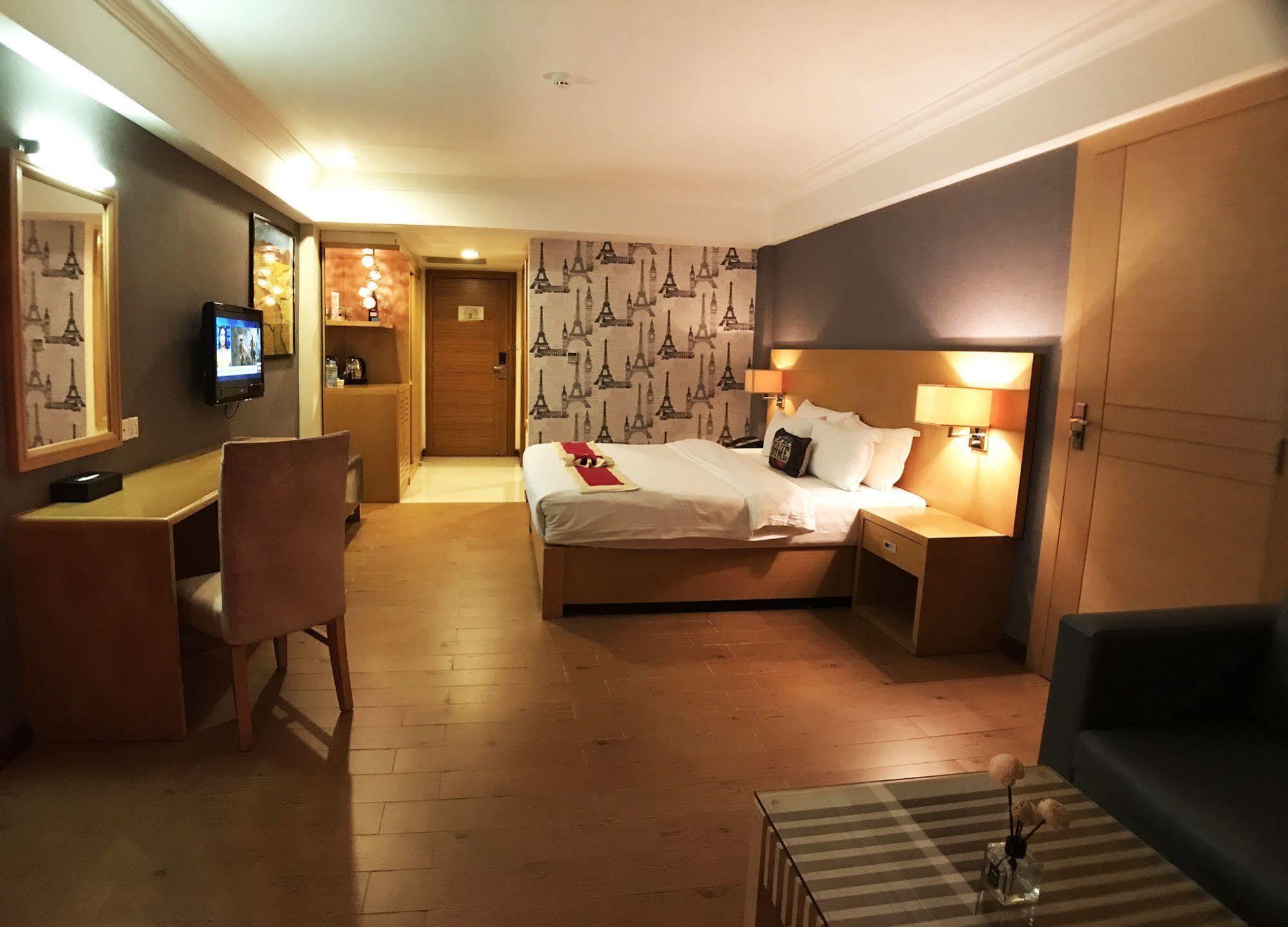 Discovery Hotel Phnom Penh Exterior photo