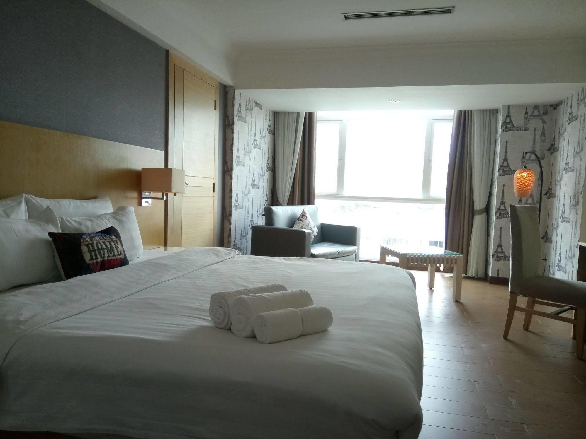 Discovery Hotel Phnom Penh Exterior photo